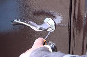 Замена дверной ручки металлической двери в Шахтах