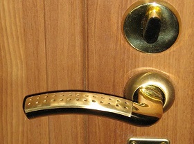 Замена дверной ручки входной двери в Шахтах